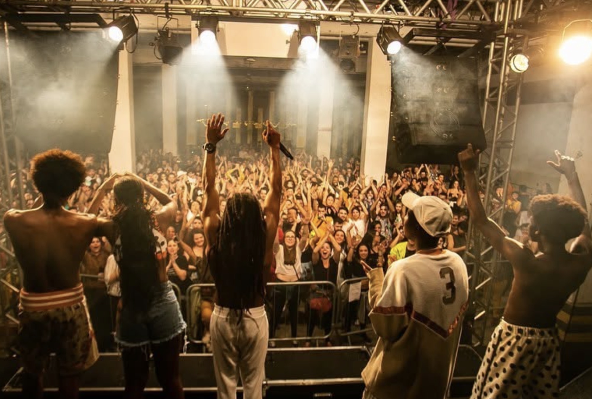 HeavyBaile no palco da Usina 5, visto de trás, diante de uma plateia lotada