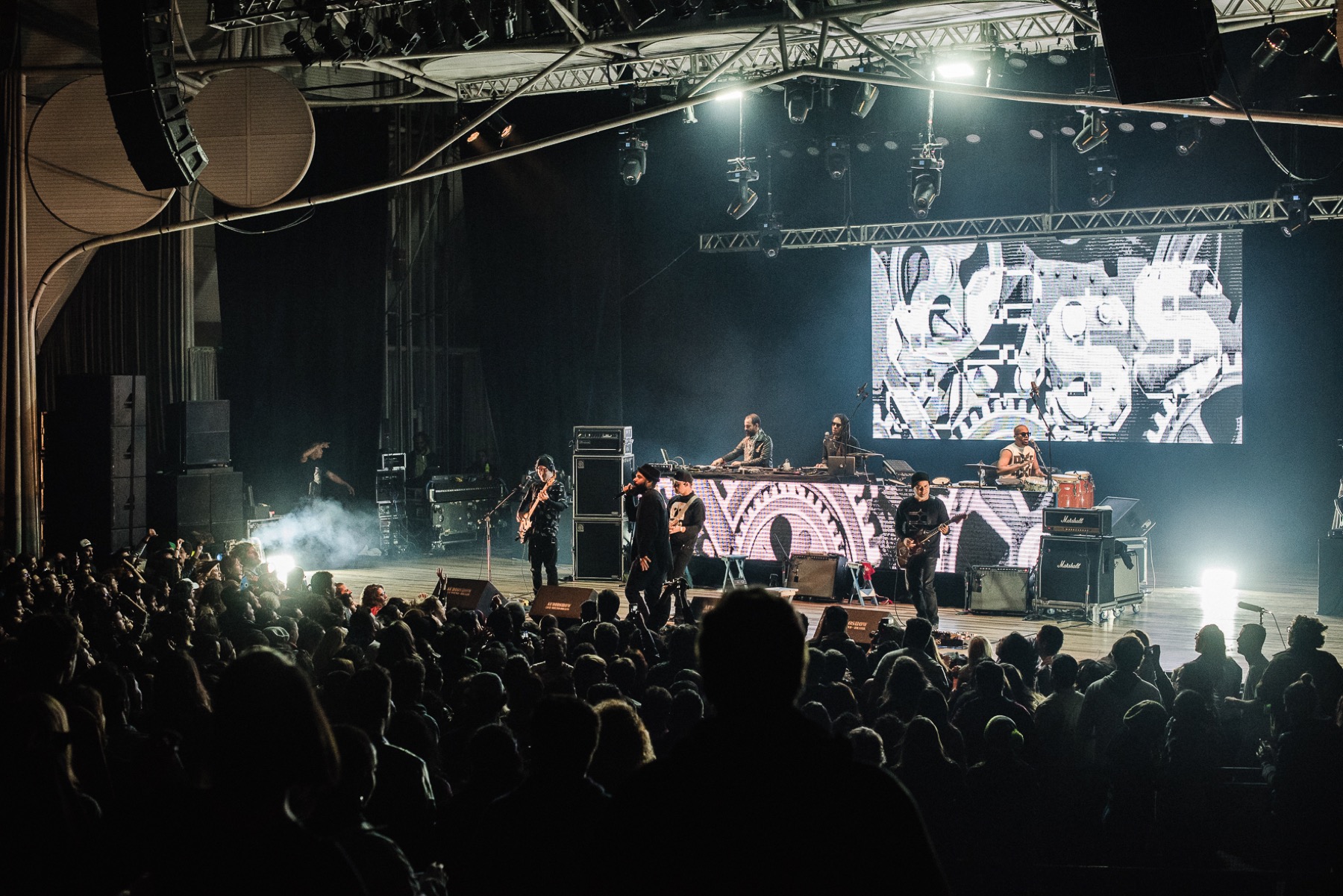 BaianaSystem no palco da Ópera de Arame, com a banda e a plateia sob a luz do festival